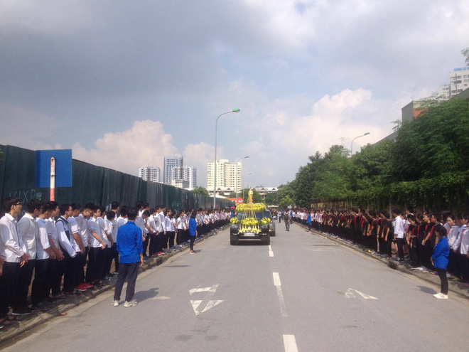 hang nghin hoc sinh luong the vinh dung hai ben duong tien dua doan xe cho linh cuu thay van nhu cuong ve noi an nghi cuoi cung