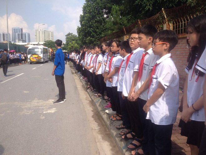 hang nghin hoc sinh luong the vinh dung hai ben duong tien dua doan xe cho linh cuu thay van nhu cuong ve noi an nghi cuoi cung