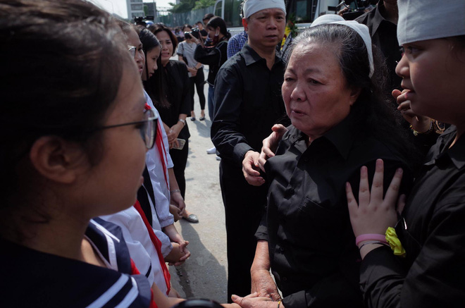 hang nghin hoc sinh luong the vinh dung hai ben duong tien dua doan xe cho linh cuu thay van nhu cuong ve noi an nghi cuoi cung