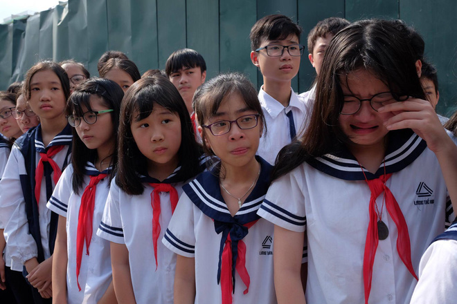 hang nghin hoc sinh luong the vinh dung hai ben duong tien dua doan xe cho linh cuu thay van nhu cuong ve noi an nghi cuoi cung