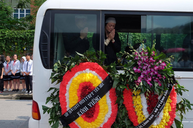 hang nghin hoc sinh luong the vinh dung hai ben duong tien dua doan xe cho linh cuu thay van nhu cuong ve noi an nghi cuoi cung