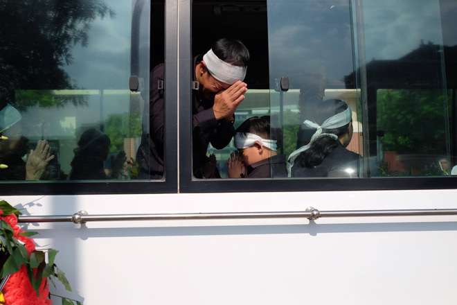 hang nghin hoc sinh luong the vinh dung hai ben duong tien dua doan xe cho linh cuu thay van nhu cuong ve noi an nghi cuoi cung