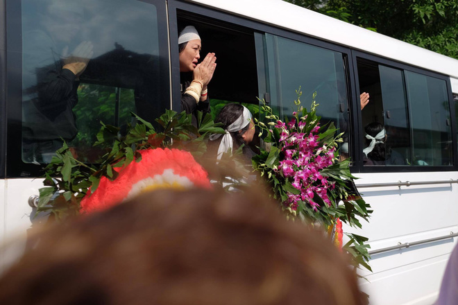 hang nghin hoc sinh luong the vinh dung hai ben duong tien dua doan xe cho linh cuu thay van nhu cuong ve noi an nghi cuoi cung