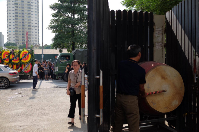 hang nghin hoc sinh luong the vinh dung hai ben duong tien dua doan xe cho linh cuu thay van nhu cuong ve noi an nghi cuoi cung