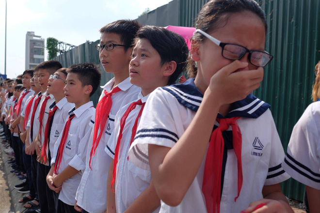 hang nghin hoc sinh luong the vinh dung hai ben duong tien dua doan xe cho linh cuu thay van nhu cuong ve noi an nghi cuoi cung