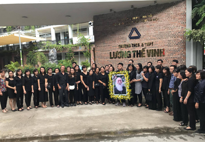 hang nghin hoc sinh luong the vinh dung hai ben duong tien dua doan xe cho linh cuu thay van nhu cuong ve noi an nghi cuoi cung