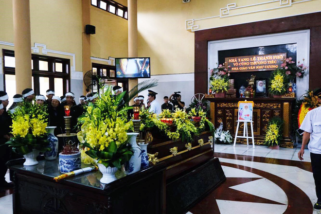 hang nghin hoc sinh luong the vinh dung hai ben duong tien dua doan xe cho linh cuu thay van nhu cuong ve noi an nghi cuoi cung