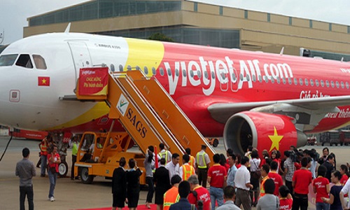 phia sau lai khung cua vietnam airlines vietjet va jetstar
