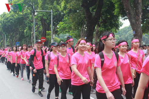 hon 10000 nguoi di bo chong bao hanh phu nu va tre em gai