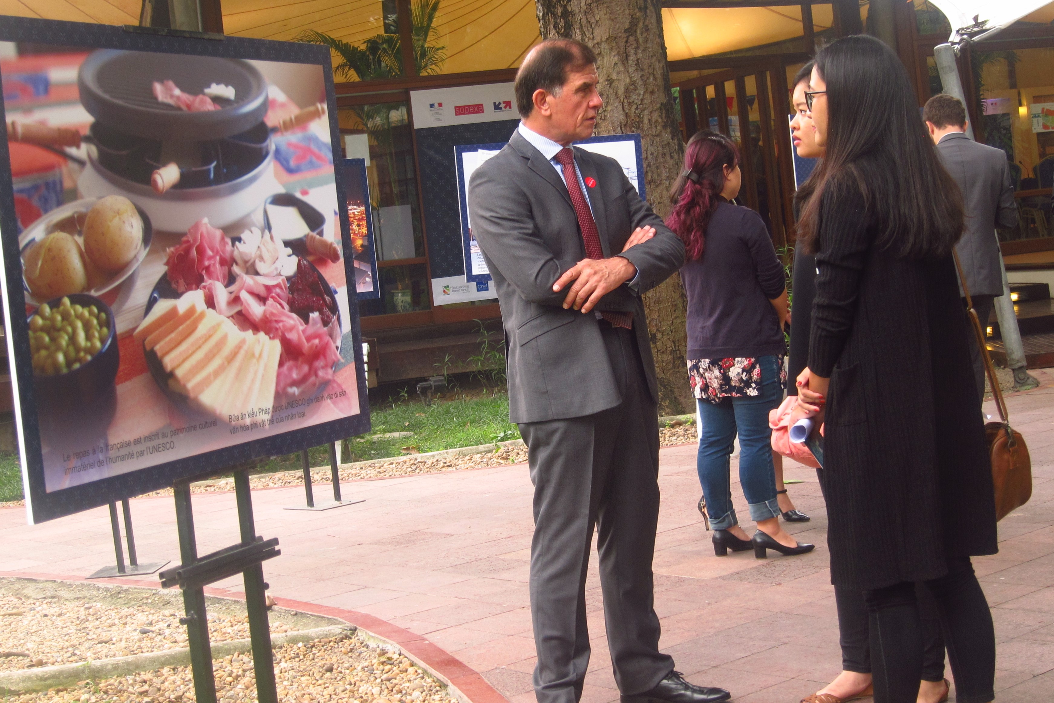 thang 11 thang ton vinh am thuc phap tai viet nam