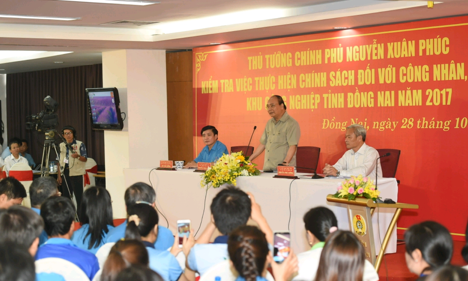 thu tuong muon nghe tieng noi tu cong nhan