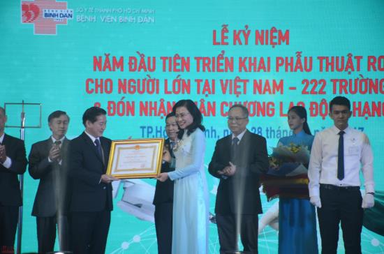 222 nguoi benh duoc nguoi may phau thuat thanh cong trong mot nam