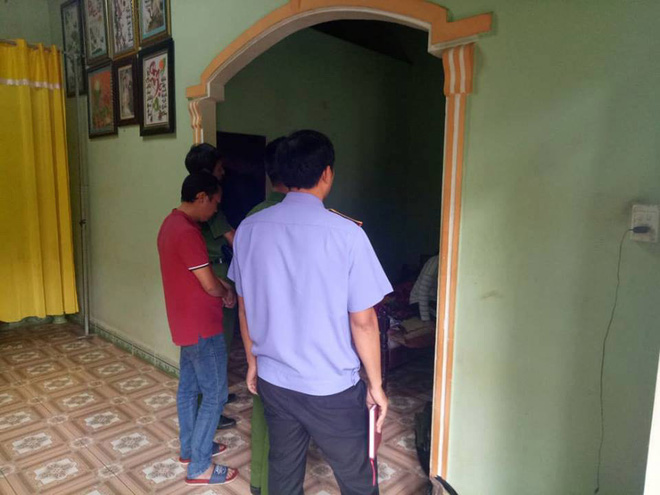 me tu vong bat thuong tren giuong voi nhieu vet thuong con trai uong thuoc tru sau tu tu