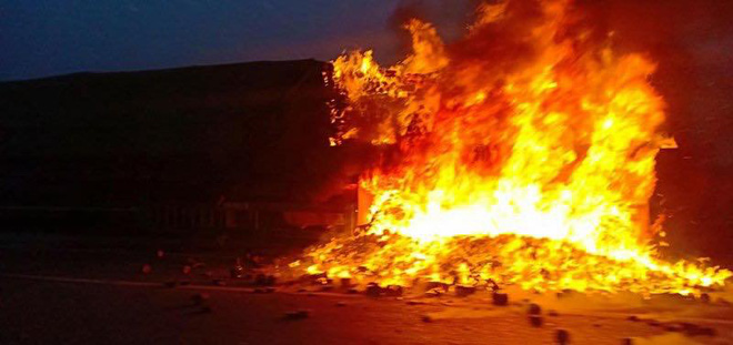 ha noi dang luu thong xe container bat ngo boc chay ngun ngut tren cau thanh tri