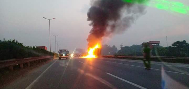 ha noi dang luu thong xe container bat ngo boc chay ngun ngut tren cau thanh tri