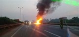 ha noi dang luu thong xe container bat ngo boc chay ngun ngut tren cau