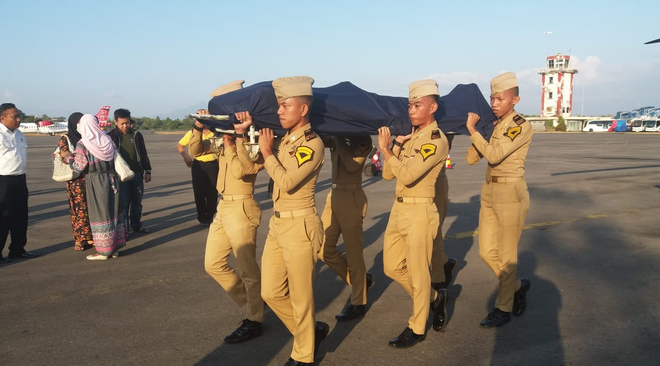nguoi dan indonesia bat khoc khi nghe ke lai phut cuoi cua nhan vien khong luu anh hung