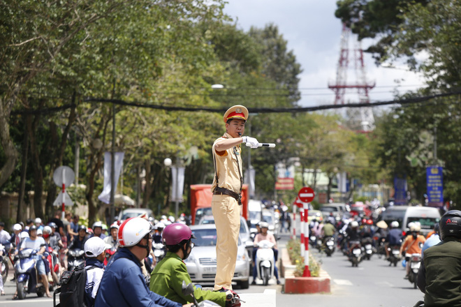 da lat lan dau tien thi diem buc chi huy dieu khien giao thong