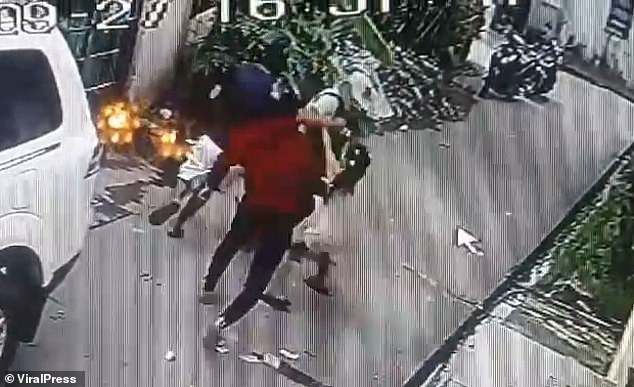 clip be gai lao vao nhom cuop co sung giang tui tien cho bo va dien bien gay kinh ngac