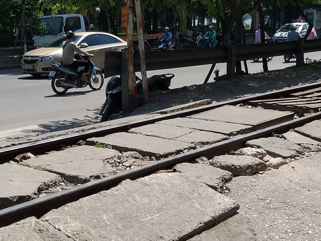 ha noi doi vo chong voi va qua duong tau khong quan sat mot nguoi bi can tu vong