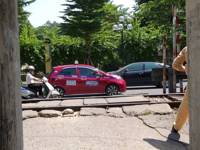 ha noi doi vo chong voi va qua duong tau khong quan sat mot nguoi bi can tu vong