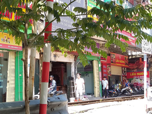 ha noi doi vo chong voi va qua duong tau khong quan sat mot nguoi bi can tu vong