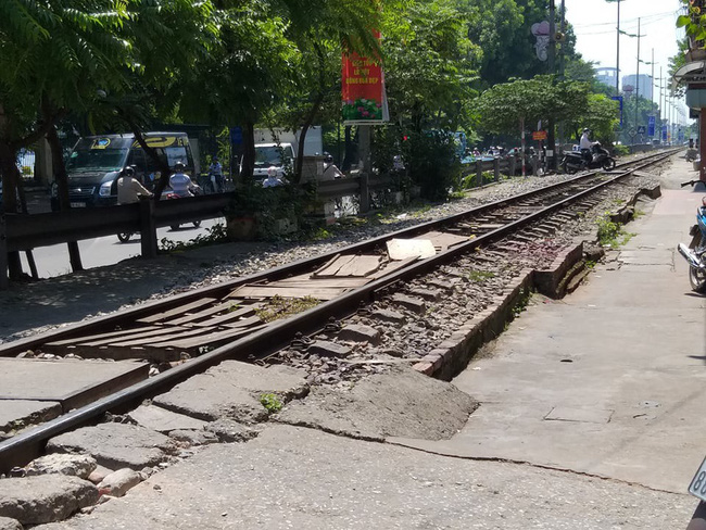 ha noi doi vo chong voi va qua duong tau khong quan sat mot nguoi bi can tu vong