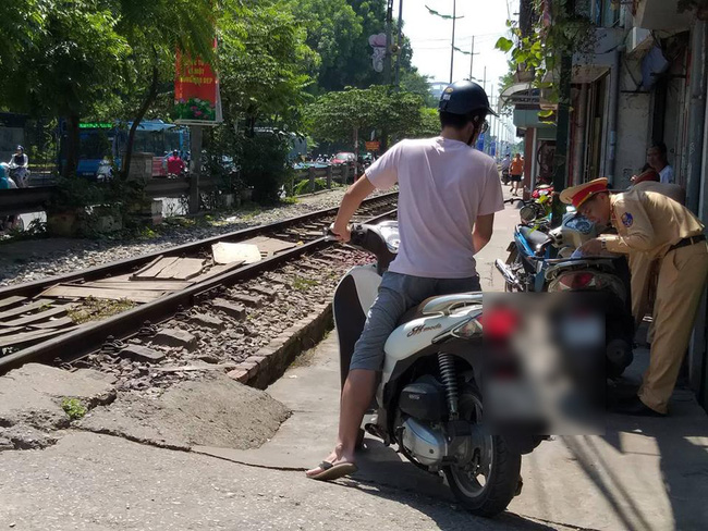 ha noi doi vo chong voi va qua duong tau khong quan sat mot nguoi bi can tu vong