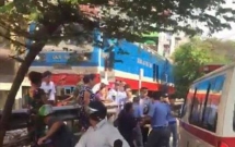 ha noi doi vo chong voi va qua duong tau khong quan sat mot nguoi bi can tu vong