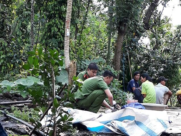 cu cai lon tieng 9x sat hai ban gai hon 13 tuoi roi lao vao xe may cay tu tu bat thanh
