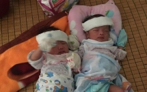 2 be so sinh cua ba me tre dot tu sau khi tam dem o tuyen quang nhan duoc 140 trieu dong ung ho