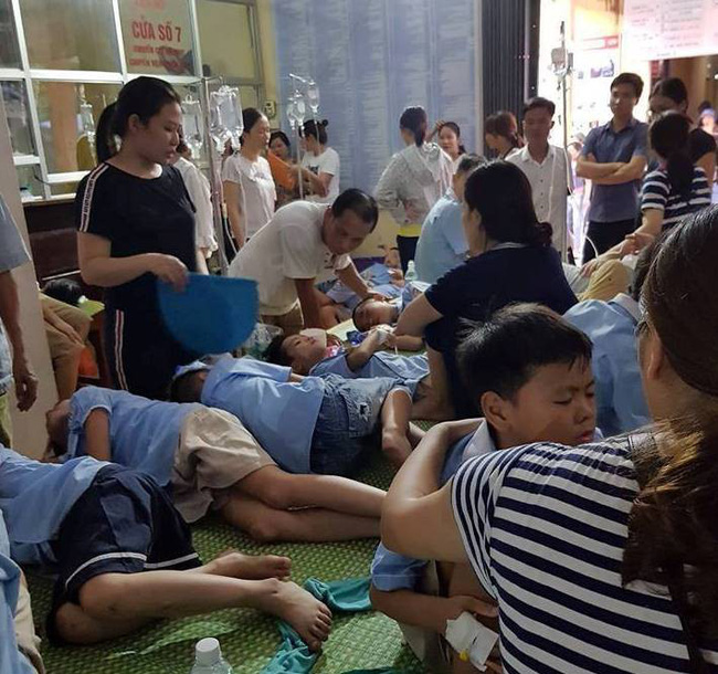ninh binh sau bua an trua gan 200 hoc sinh tieu hoc nhap vien nghi do ngo doc