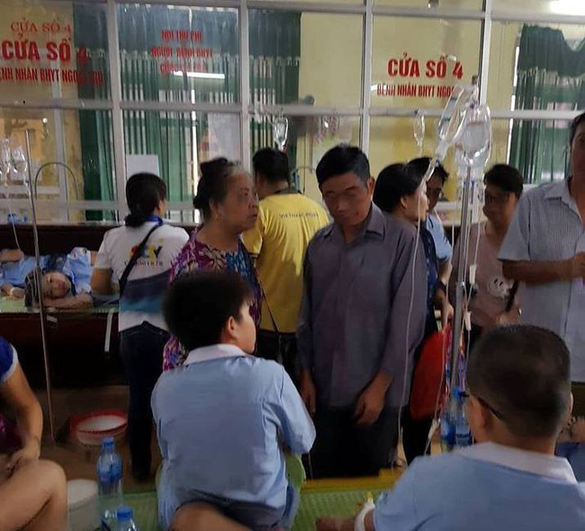 ninh binh sau bua an trua gan 200 hoc sinh tieu hoc nhap vien nghi do ngo doc