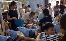 ninh binh sau bua an trua gan 200 hoc sinh tieu hoc nhap vien nghi do ngo doc