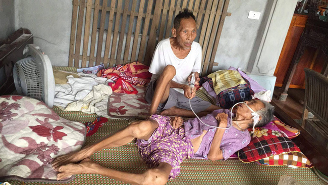 nghe an cu ong 85 tuoi bi ung thu suot nhieu nam gang guong cham vo nam liet giuong vi tai bien