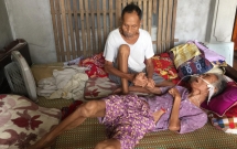 nghe an cu ong 85 tuoi bi ung thu suot nhieu nam gang guong cham vo nam liet giuong vi tai bien
