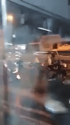 2 nhom giang ho cam hung khi chem nhau kinh hoang tren cau nhi thien duong o sai gon