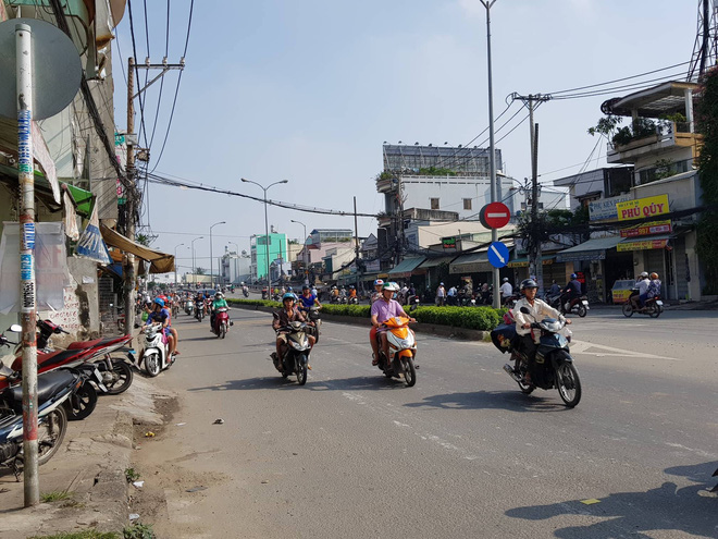 2 nhom giang ho cam hung khi chem nhau kinh hoang tren cau nhi thien duong o sai gon