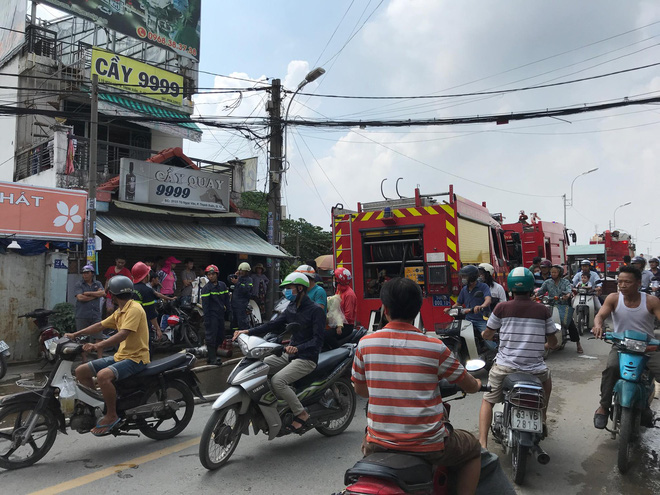 khoi lua bao trum co so thu mua ve chai canh day nha tro o sai gon hang chuc nguoi bo chay tan loan