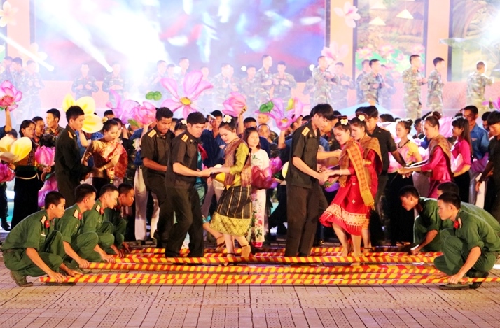sap dien ra ngay hoi tham tinh huu nghi dac biet viet lao o dien bien