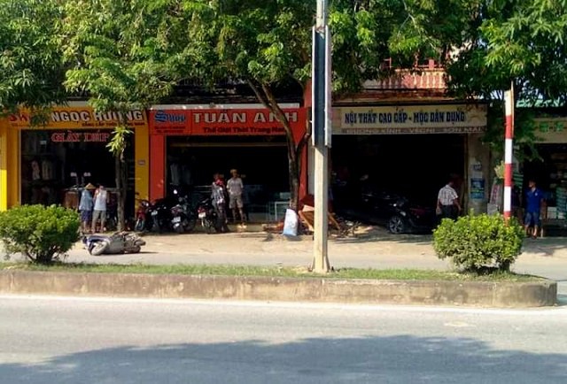 o to tong trung xe may roi lao thang vao cua hang do go khien nam cong nhan tu vong
