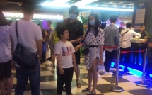 lo anh tim truong quynh anh deo khau trang dua con di xem phim sau khi ly hon