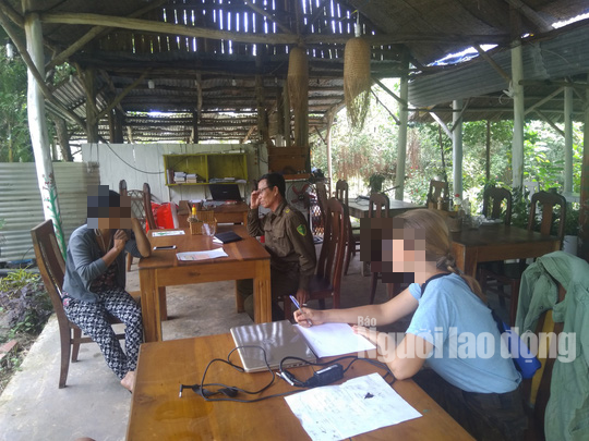 co gai nga xinh dep ngoi thien tren via he o phu quoc de xin tien bat ngo quay lai