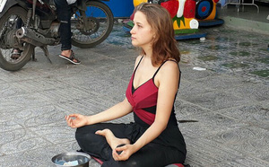 co gai nga xinh dep ngoi thien tren via he o phu quoc de xin tien bat ngo quay lai