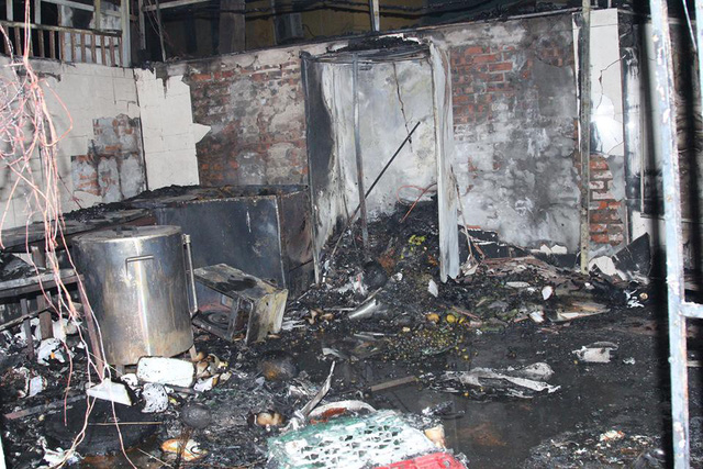 ha noi hai cua hang boc chay du doi luc rang sang