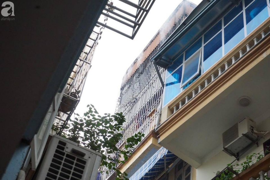 ha noi thap huong cung mung 1 ngoi nha tren pho nui truc boc chay du doi