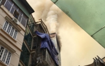 ha noi thap huong cung mung 1 ngoi nha tren pho nui truc boc chay du doi