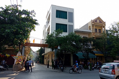 thanh hoa mot can bo canh sat moi truong tu vong ngay canh nha rieng