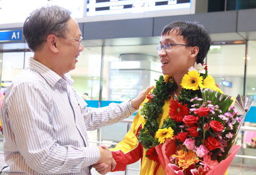 choi bien ao truong son am vang o olympiad day bat ngo