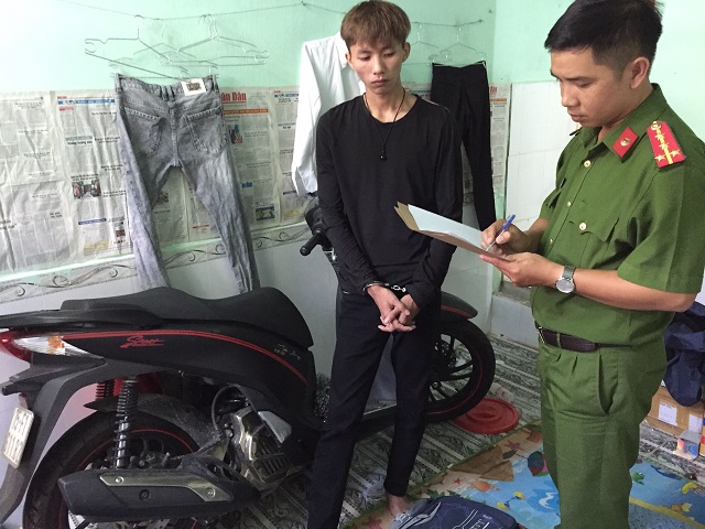 thua thien hue bat khan cap doi tuong treo lau cuom xe sh